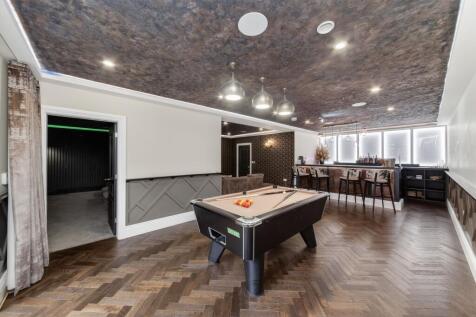 ENTERTAINMENT SUITE AND BAR