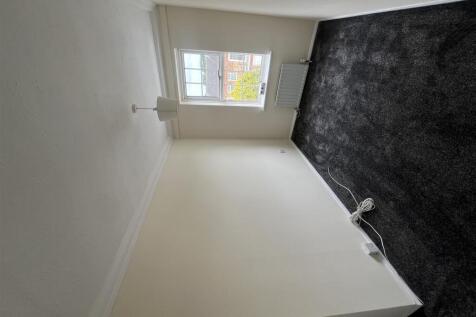 Gainsborough Square, Bexleyheath, DA6 photo 4