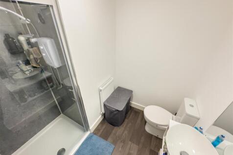 EN SUITE SHOWER ROOM/W.C.
