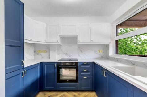 1-bed flat on Larch Close, London, SW12, £1,950/mo