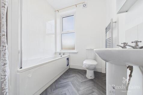 Lake Terrace, Leeds, West Yorkshire, LS10 photo 4