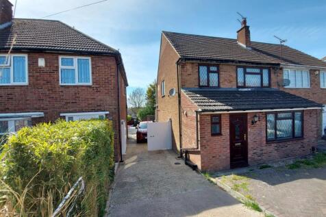 3 bed semi-detached house to rent Grampian Way, L