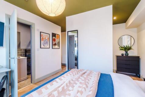 Bright, stylish double bedroom with contemporar...