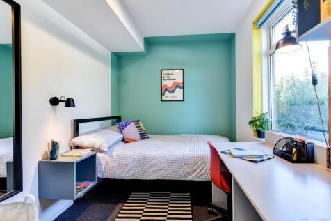 A cozy double bedroom featuring a comfortable b...