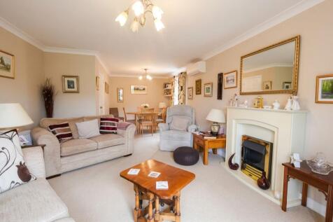 LOUNGE / DINING ROOM