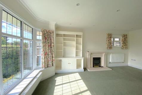 36 Terminus Ave - Lounge2.jpg