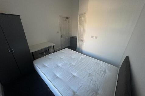 ensuite bed angle 2.jpg