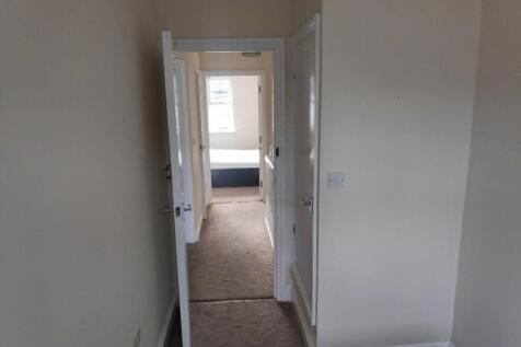 3 bed 2 bath house for rent in Forest Gate E7.