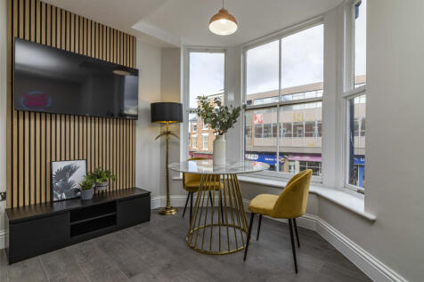 Luxury Apartment // 2 Bed // Powell House // August 2027 photo 3