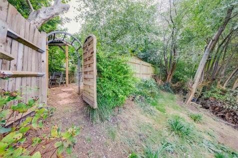 Access to woodland at rear