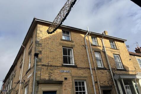 2-bed flat on Crown Square, Kirkbymoorside, £695/mo