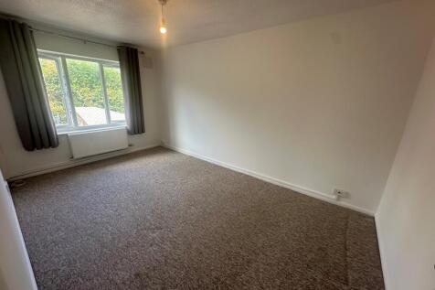 Two Double Bedroom Apartment with Private Garden & Allocated Parking, Exmouth photo 4