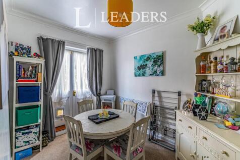 Copse Close, RH19 photo 4