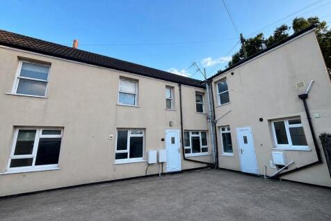 Bright and tidy exterior with spacious forecour...