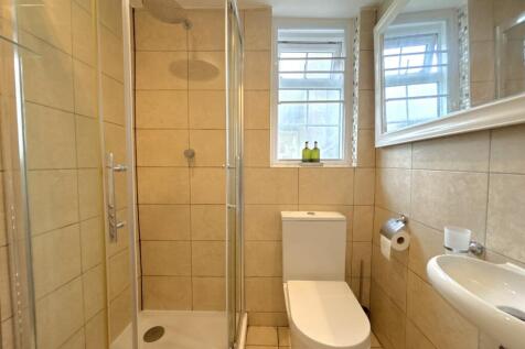 Coppermill Road, Wraysbury, Staines-upon-Thames, Berkshire, TW19 photo 4