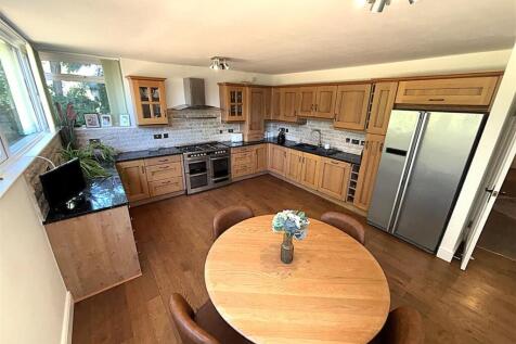KITCHEN/BREAKFAST ROOM