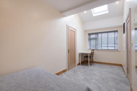 Kirklands, Sale, M33 photo 5