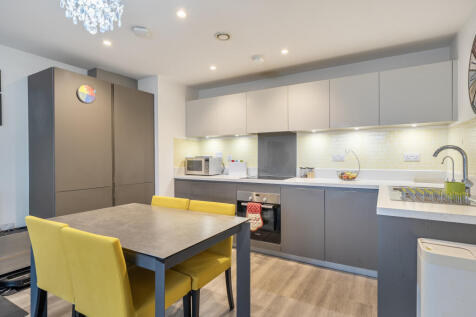 2-bed flat on Glebe Way, West Wickham BR4, £2,000/mo