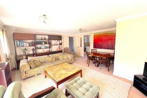 LOUNGE/DINING AREA