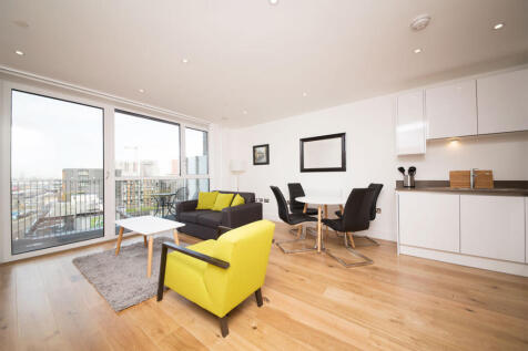 One bedroom apartment on the 7th floor with open plan reception, wood flooring, built-in storage and private balcony. Residents benefit from on site concierge and communal rooftop terrace with city vi