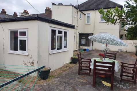 6 bedroom detached house