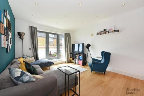 Flat 13, 100 Salmon Lane (11).JPG