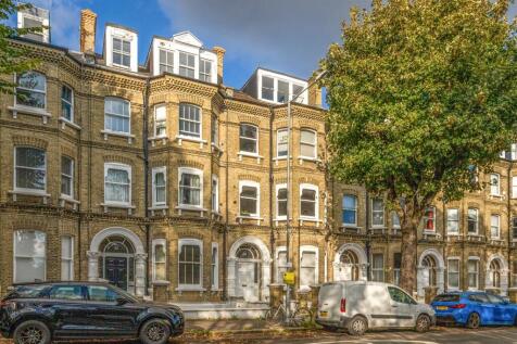 3-bed flat on Cromwell Road, Hove, £2,000/mo