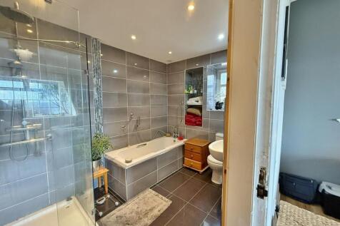 En-suite bathroom bedroom 1