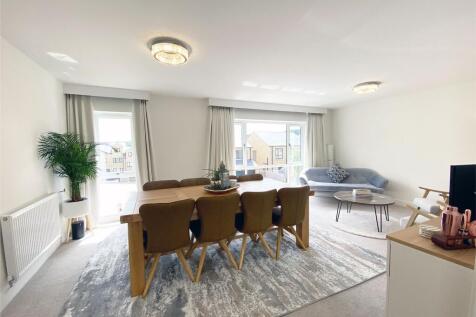 LIVING / DINING ROOM