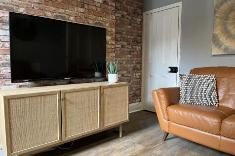 Renovated // Kesteven St // 4 Bed // 2 Bath // JUL 2027 photo 3