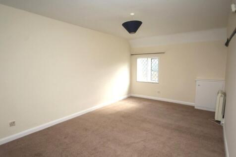 West Drive, Hurst, Berkshire, RG10 photo 4