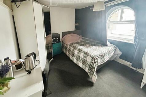 7dfab0a9-bedroom[1]