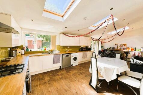 6-bed semi-detached on Ingham Grove, Nottingham, Nottinghamshire, NG7, £3,770/mo