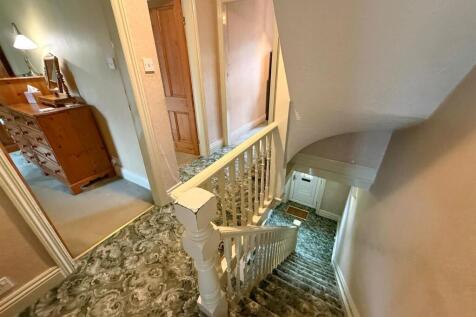 4 bed mid-terrace property, Silsden 10