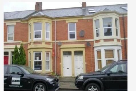 Charming front view of a well-maintained terrac...