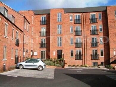 Spacious &amp; Modern 2 Bed Flat - Weavers Court, Hin