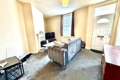 Living Room / Dining Area: