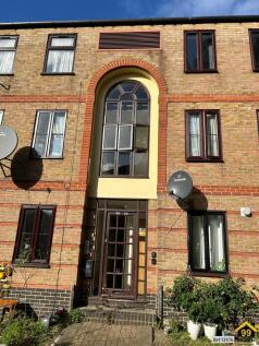 London, E6 - property photo