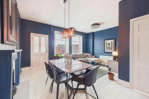 Lounge/Dining Area
