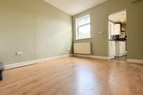 Cherry Close, Arnold  photo 3