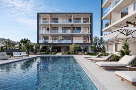 Apartments &amp; Pool -