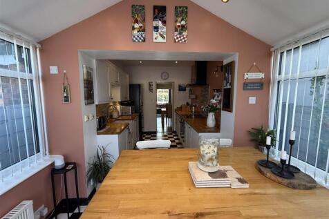 OPEN PLAN LOUNGE &amp; KITCHEN