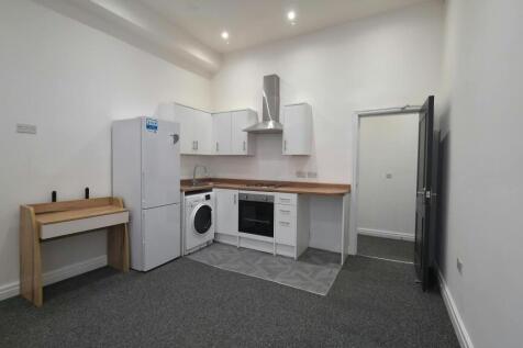 2-bed flat on Flat 2, Dickenson Road, Manchester, £1,100/mo