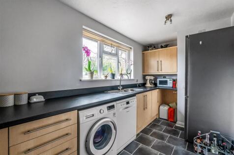 LEATHERHEAD ROAD, ASHTEAD, KT21 photo 4