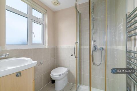 Ensuite Bathroom 2