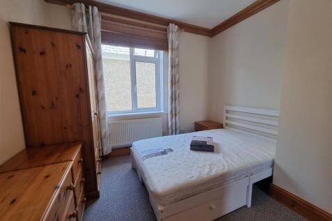 First Floor Middle Bedroom (2).jpg