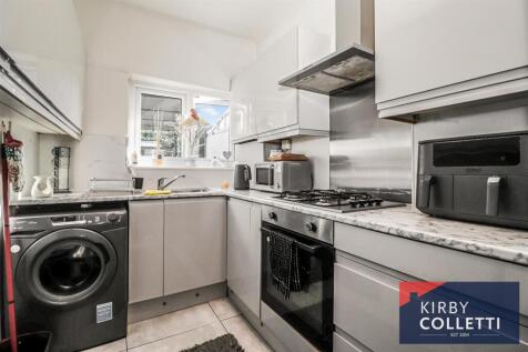 FITTED KITCHEN