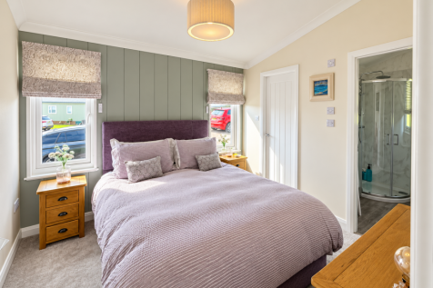 Cosy Main Bedroom With Double Bed, Built In Storag