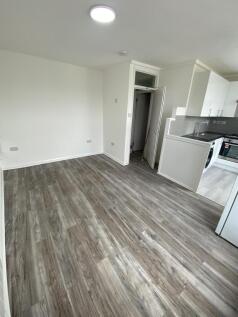 One bedroom flat to rent close to shopping &amp; tran
