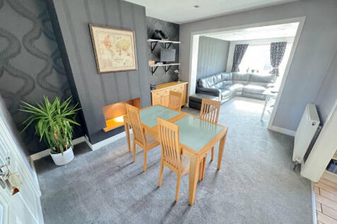 Dining Room &amp; Family Lounge